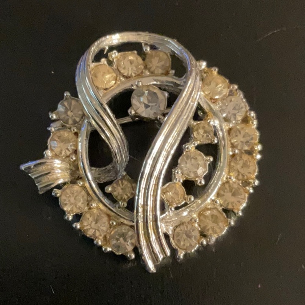 Rhinestone Brooch Pin Prong Set Circle Wreath Ribbon Silver Tone Vintage